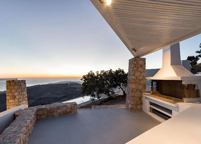 Sleeps8-Parking-Garden-Pool-Sunsets-Barbeque