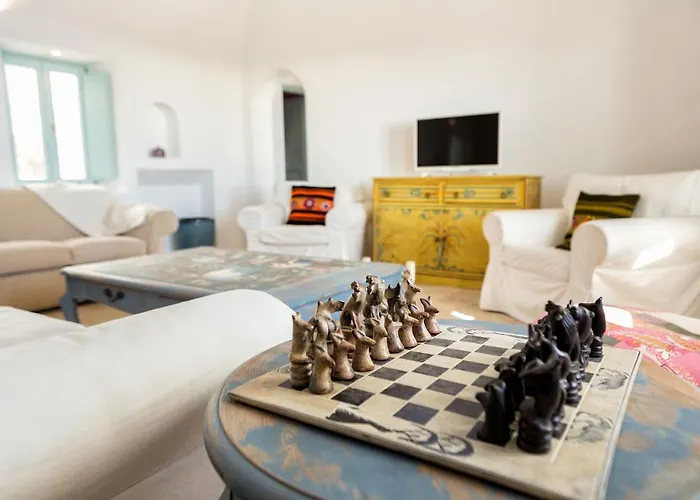 Sleeps8-Parking-Garden-Pool-Sunsets-Barbeque