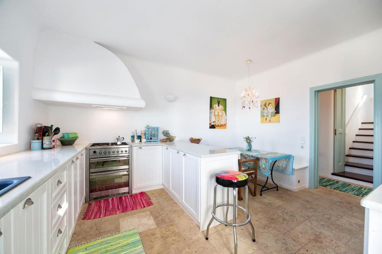 Villa Sleeps8-parking-garden-pool-sunsets-barbeque Emporio (Santorini)
