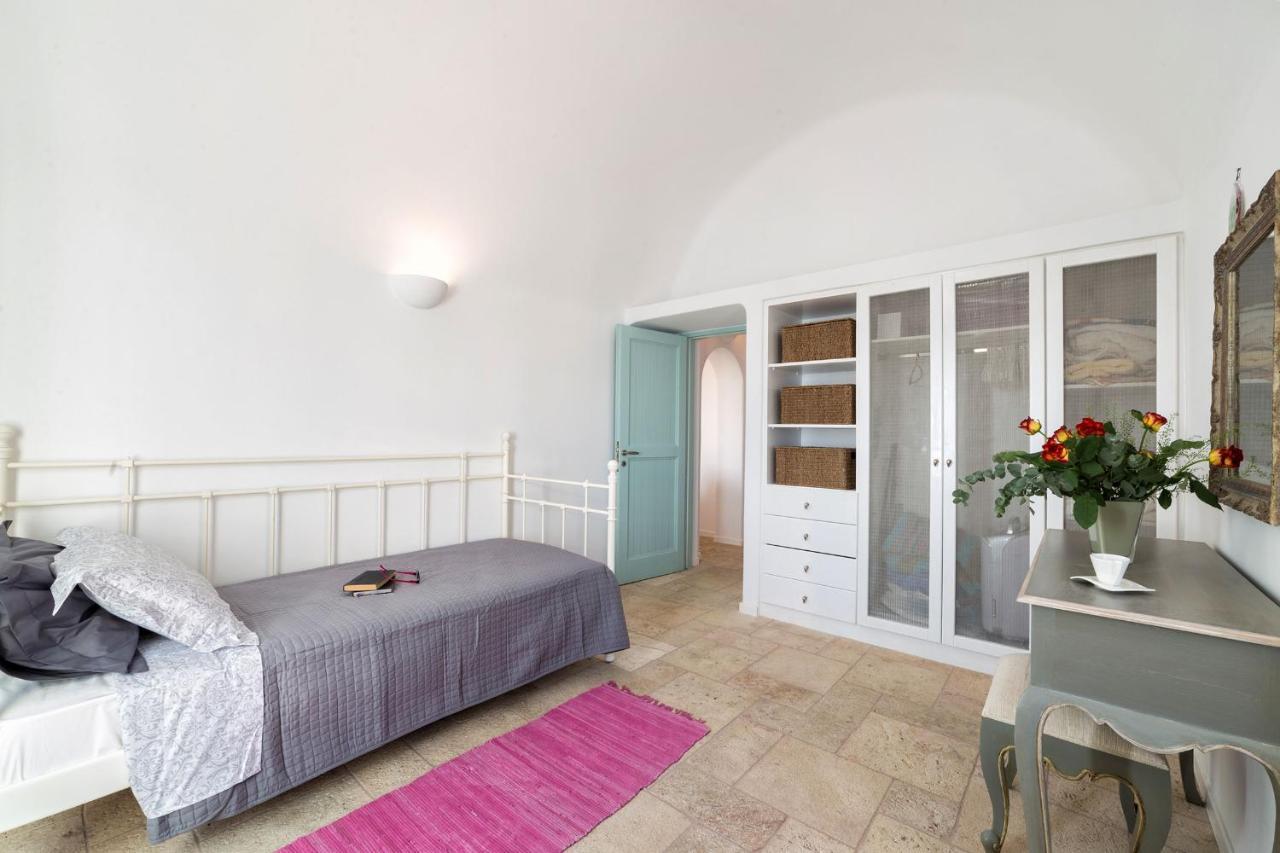 Sleeps8-parking-garden-pool-sunsets-barbeque Villa Emporio (Santorini)